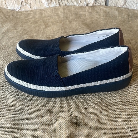 Trotters Black and Tan Mules - Picture 5 of 12